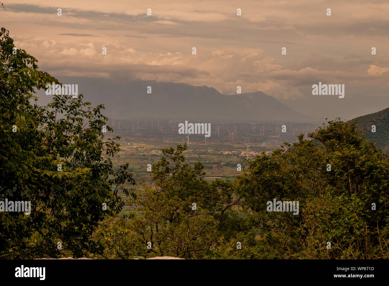 Bellissimo paesaggio immagine dell'orizzonte con il mulino a vento agriturismo a distanza. Foto Stock