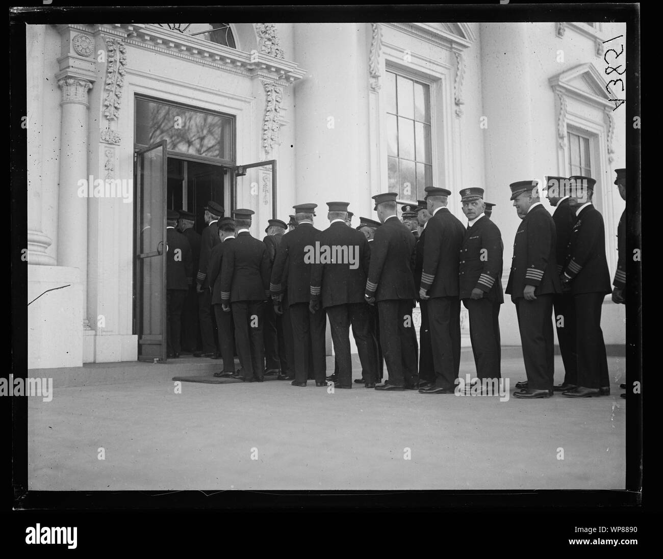 Linea di ufficiali militari presso la porta della Casa Bianca di Washington, D.C. Foto Stock