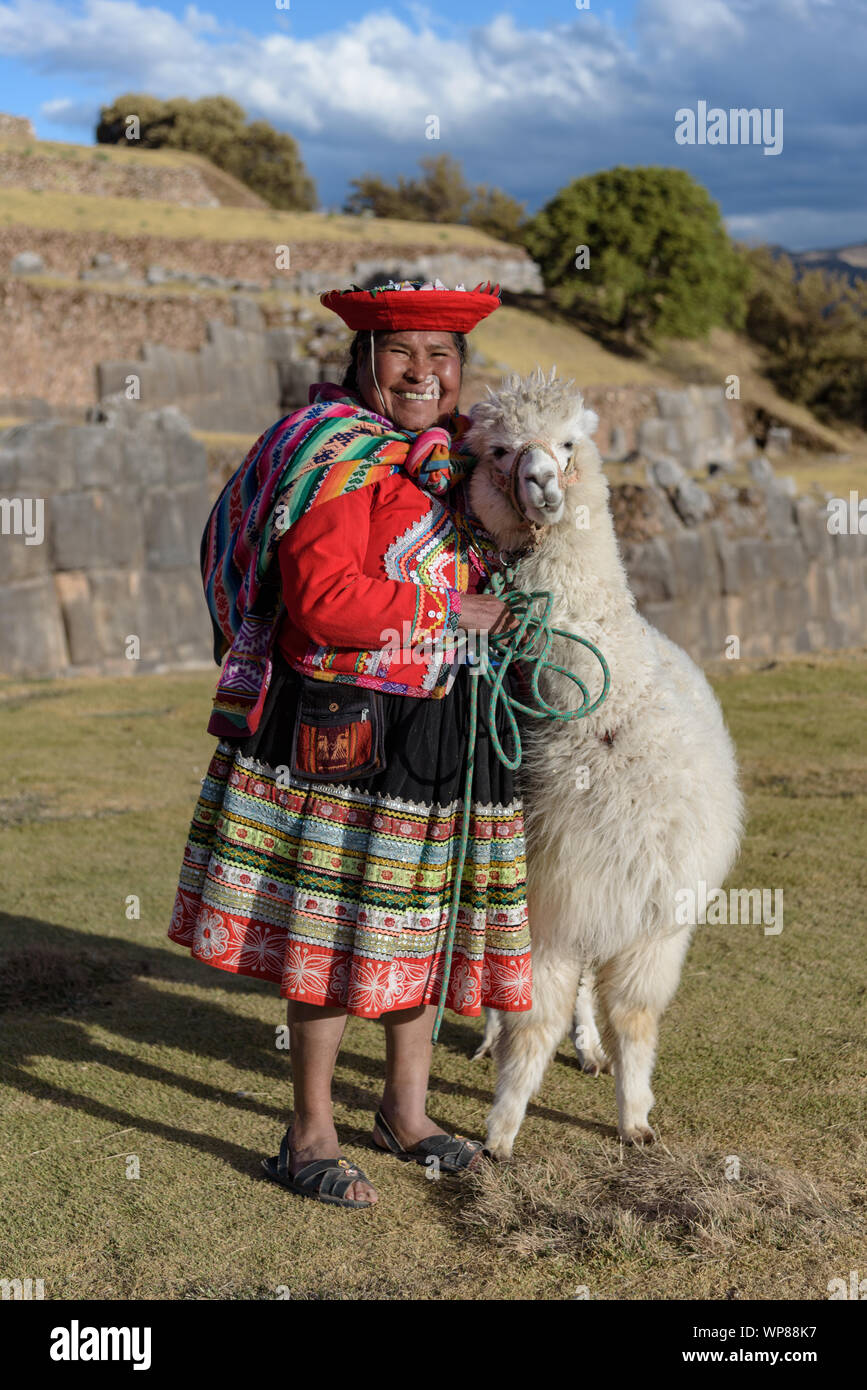 Cuzco, Perù - Luglio 14, 2018. Donna Peruviana vestite nei tradizionali abiti colorati con alpaca / llama a Sacsayhuaman, Cusco, Perù, Sud America. Foto Stock