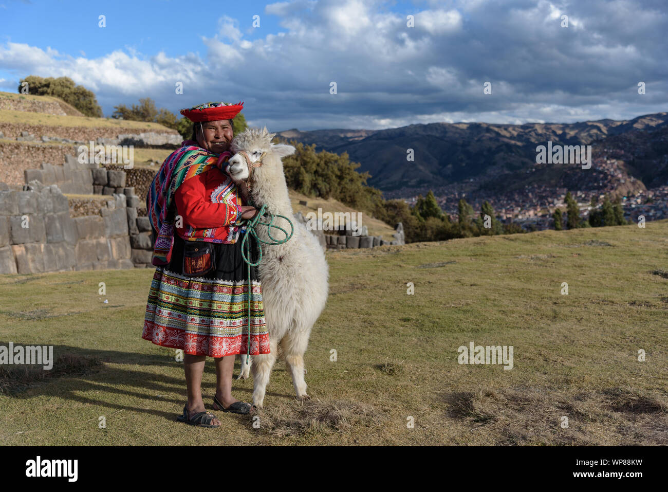 Cuzco, Perù - Luglio 14, 2018. Donna Peruviana vestite nei tradizionali abiti colorati con alpaca / llama a Sacsayhuaman, Cusco, Perù, Sud America. Foto Stock