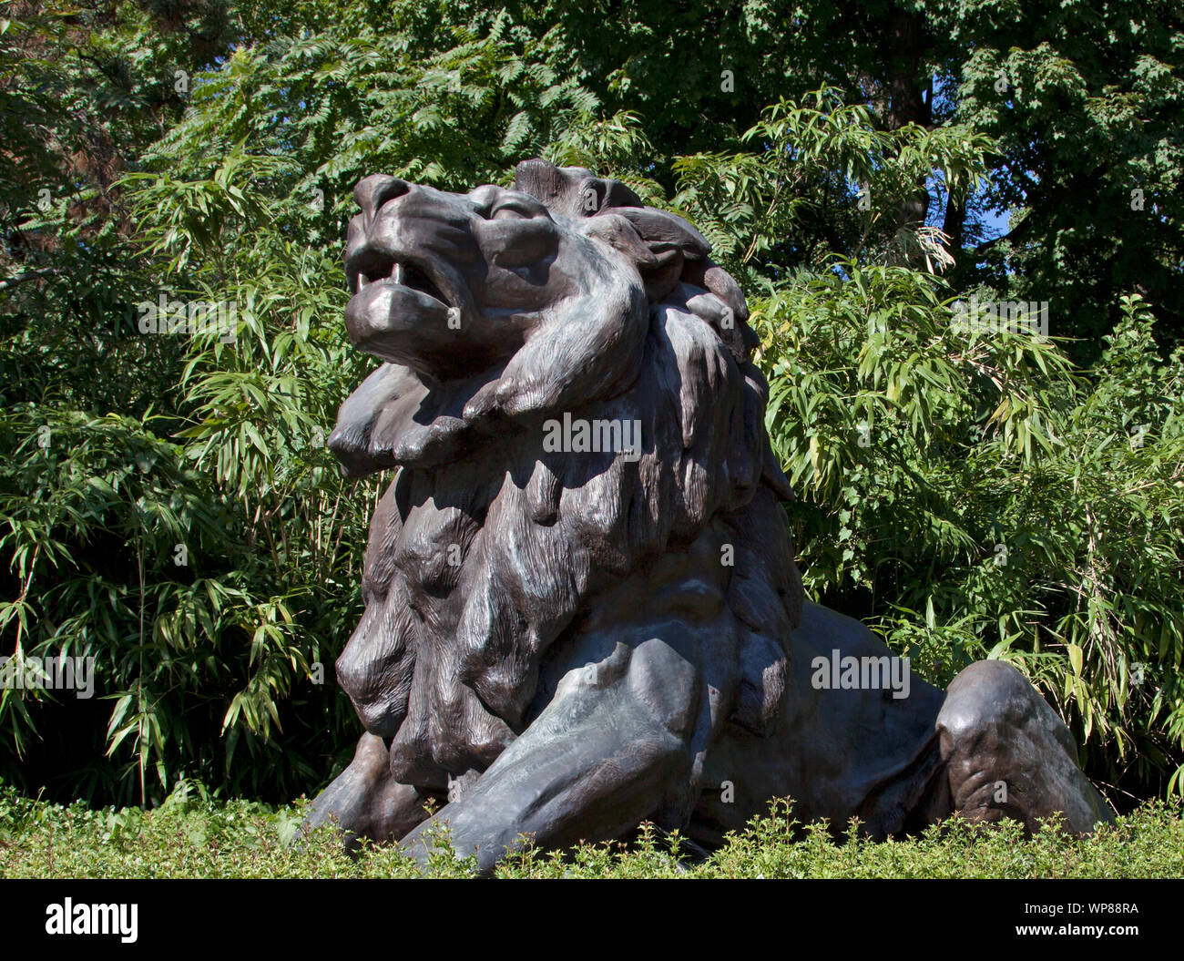 Lion statua presso il cancello anteriore del Smithsonian National Zoological Park, Connecticut Ave., NW, Washington, D.C. Foto Stock