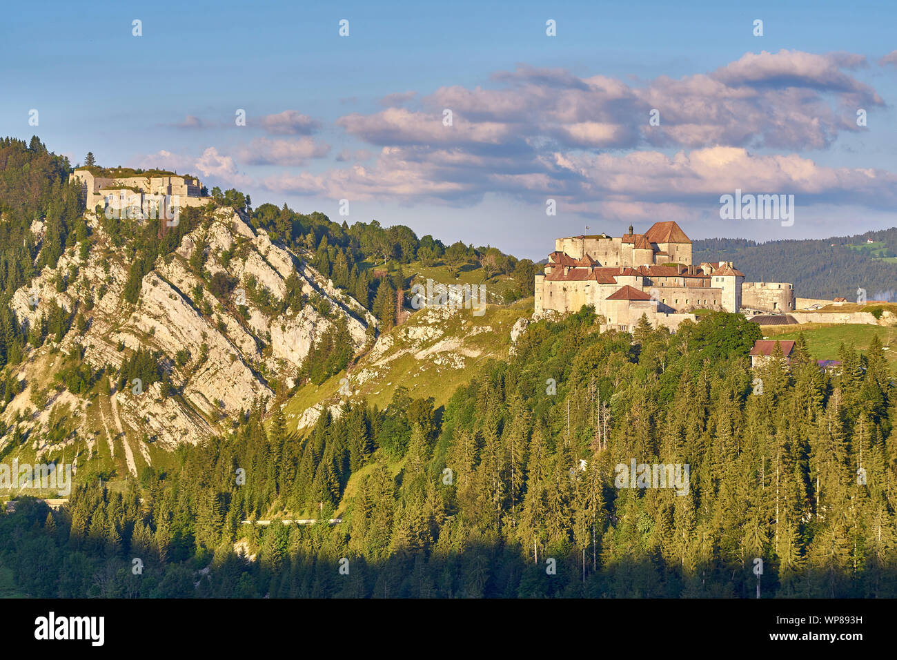 Vista del Chateau de Joux, Fort Mahler e le montagne circostanti Larmont al tramonto - La Cluse et Mijoux Doubs Franche Comté Francia Foto Stock