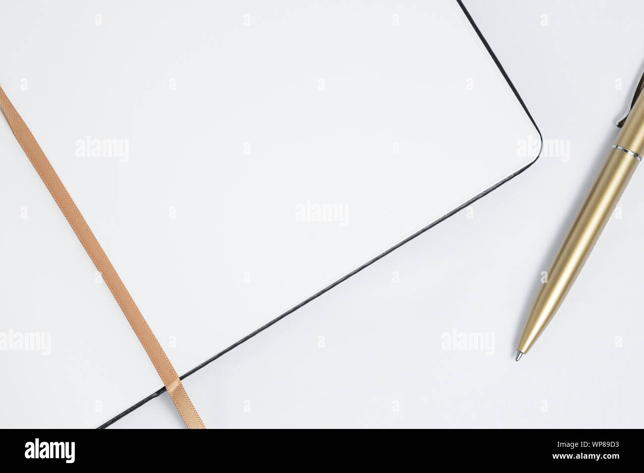 Aprire il notebook con pagine vuote per la scrittura di sfondo. Foto Stock