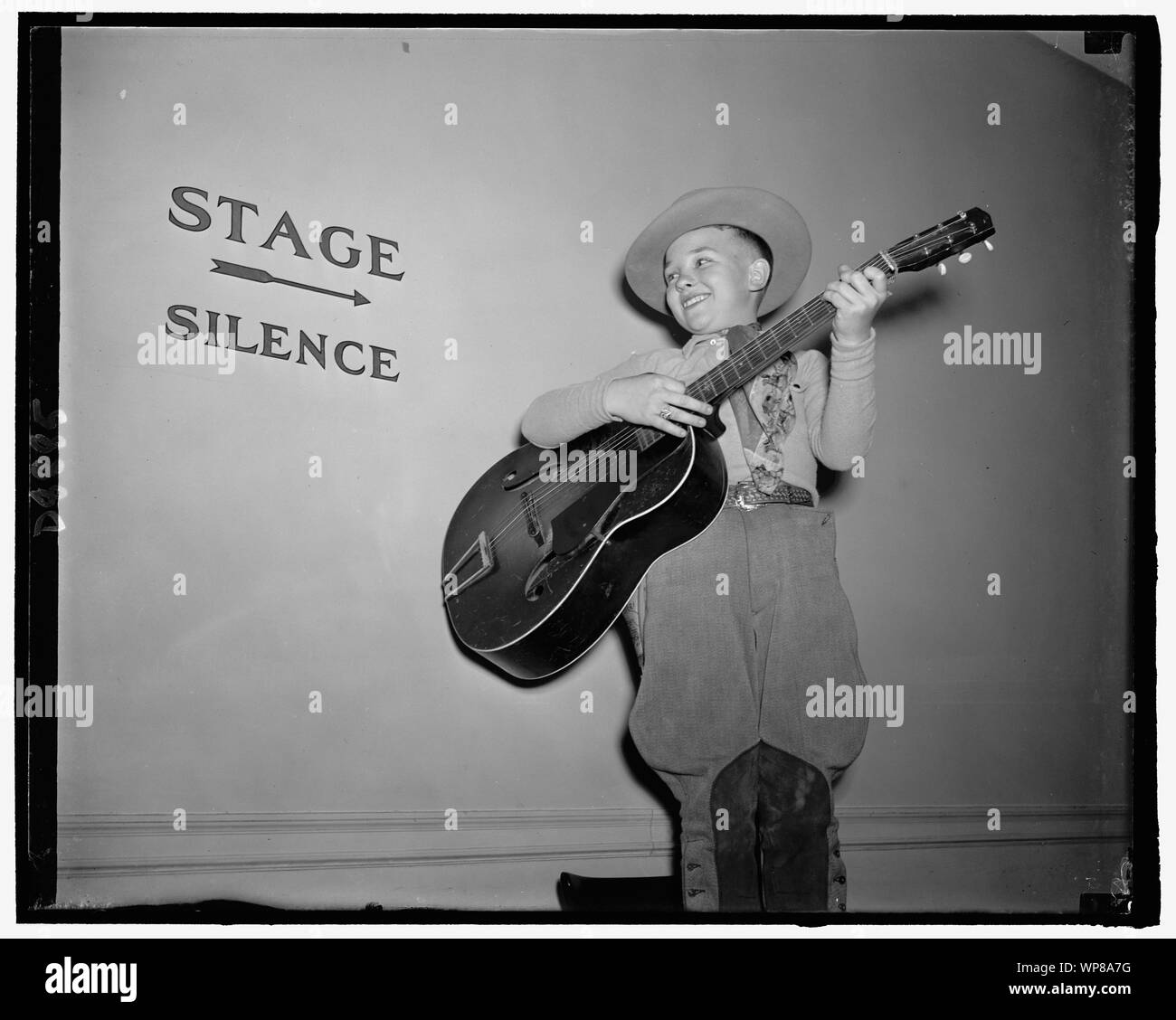Piccolo Billy Hill, backstage, non crede nei segni, come egli ripete appena prima di andare a fare il suo bit. La sua specialità si trova in brani folk da Arkansas Foto Stock Piccolo Billy Hill, backstage, non crede nei segni, come egli ripete appena prima di andare a fare il suo bit. La sua specialità si trova in brani folk da Arkansas Foto Stock