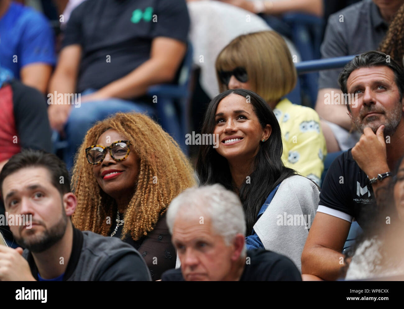 New York, Stati Uniti d'America. 7 Sep, 2019. Meghan Markle(2 R), duchessa di Sussex è raffigurato durante il singolare femminile partita finale tra Bianca Andreescu del Canada e Serena Williams degli Stati Uniti in 2019 US Open in New York, Stati Uniti, Sett. 7, 2019. Credito: Liu Jie/Xinhua/Alamy Live News Foto Stock