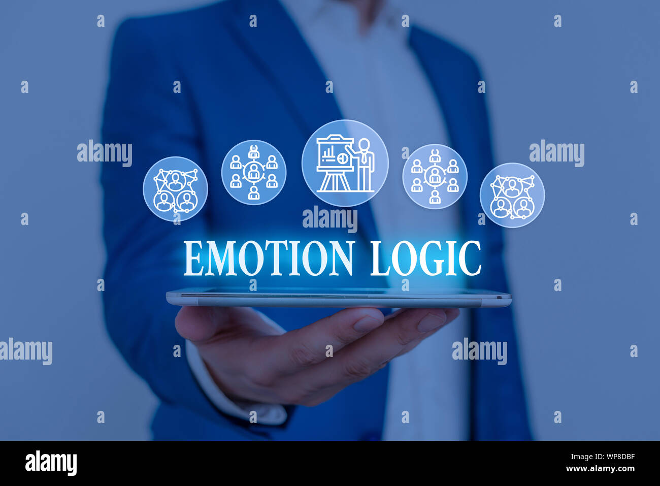 Segno di testo che illustra la logica di emozione. Business photo presentazione di cuore o cervello anima o Intelligence confusione pari equilibrio umano maschio di usura di lavoro formale sui Foto Stock