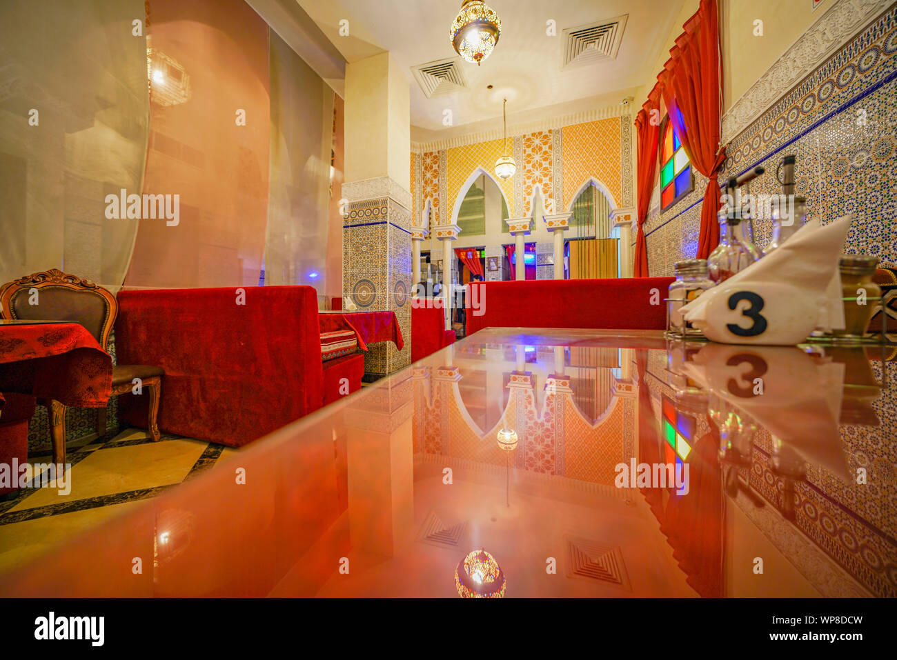 DOHA IN QATAR - 11 luglio 2019; interno ristorante Marocchino con tipici decorreflected interno ad alta brillantezza superficie di tavola nel Souq Waqif. Foto Stock