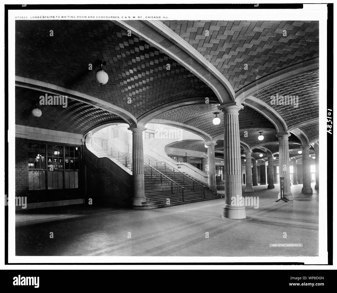 La lobby e scale a sala attesa e concorsi, C. & N.W. Ry., Chicago, Ill. Foto Stock
