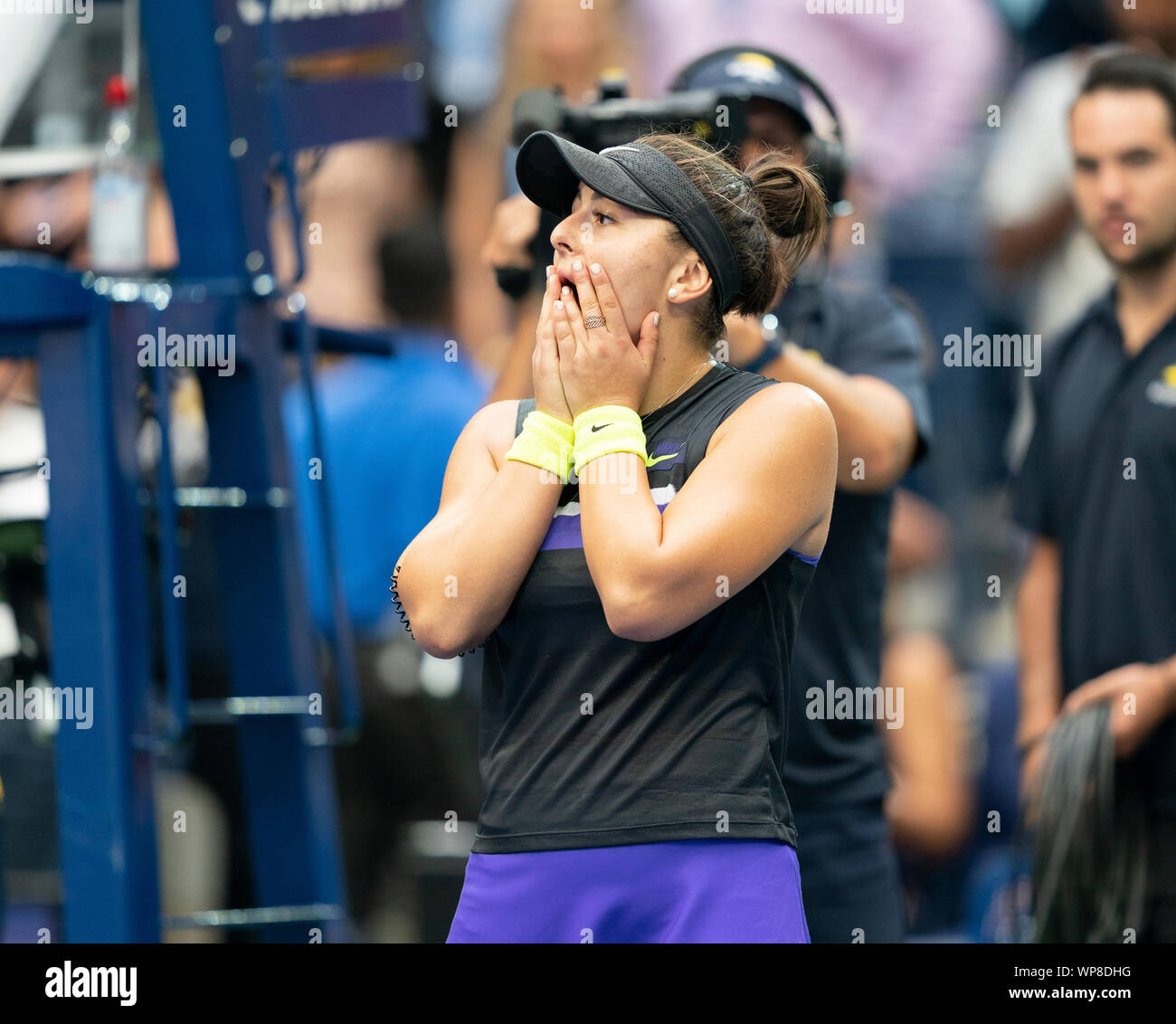 New York, NY - 7 Settembre 2019: Bianca Andreescu (Canada) celebra la vittoria in womens partita finale a US Open Championships contro Serena Williams (USA) a Billie Jean King National Tennis Center Foto Stock