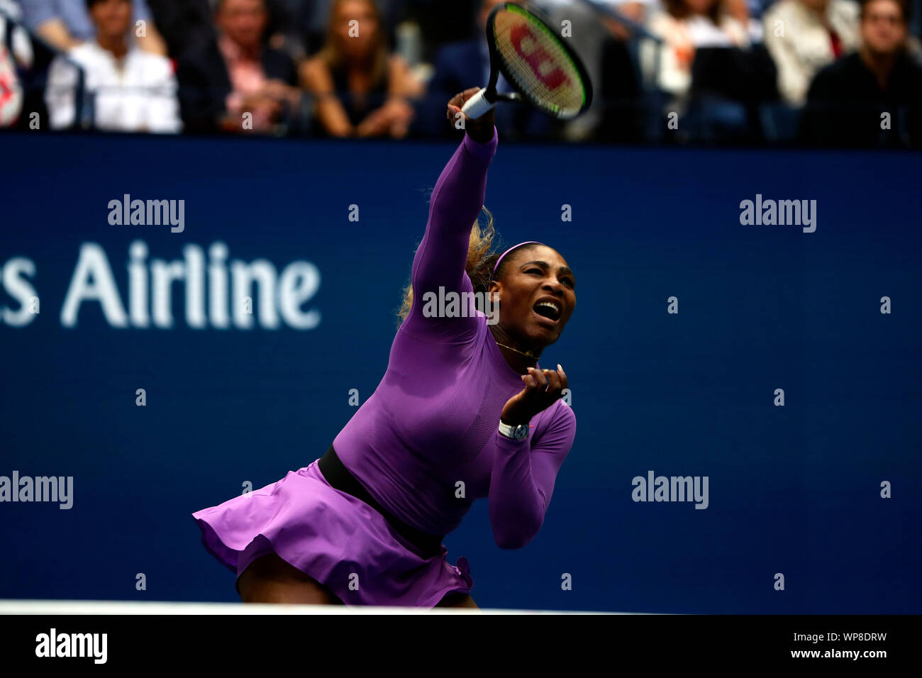 Flushing Meadows, New York, Stati Uniti - 7 settembre 2019. Serena Williams sfonda e overhead durante la sua perdita per il Canada Andreescu Bianca nella finale delle donne a US Open a Flushing Meadows, New York. Credito: Adam Stoltman/Alamy Live News Foto Stock