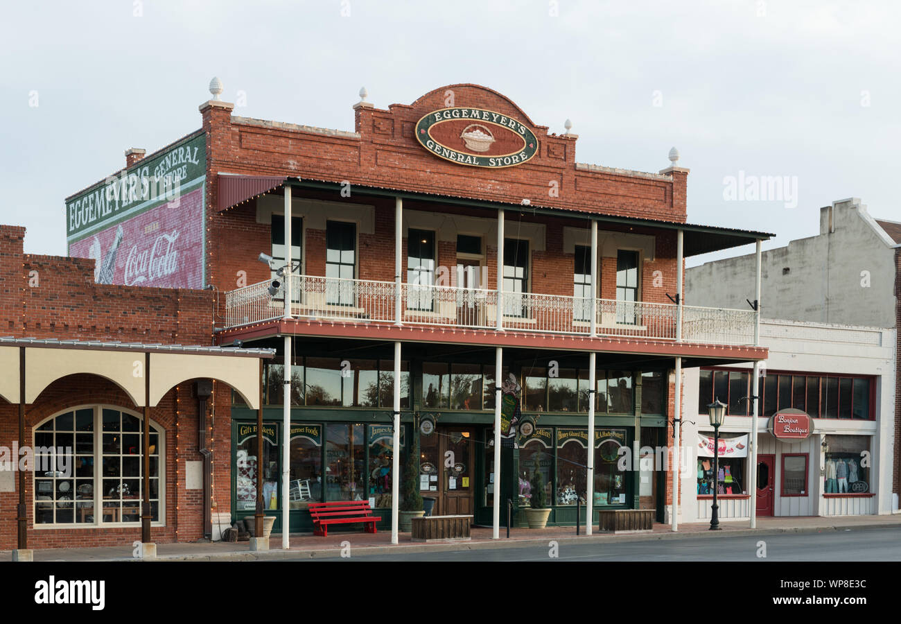Situato in un edificio che una volta ospitava un precoce Buick concessionaria in San Angelo, la sede di Tom Green County, Texas, Eggemeyer generale del negozio vende una vasta gamma di prodotti vintage Foto Stock