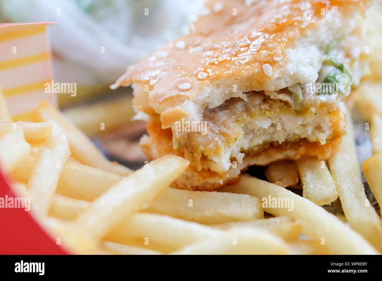 Close-up di avanzi di hamburger con patatine fritte. Profondità di campo. Foto Stock