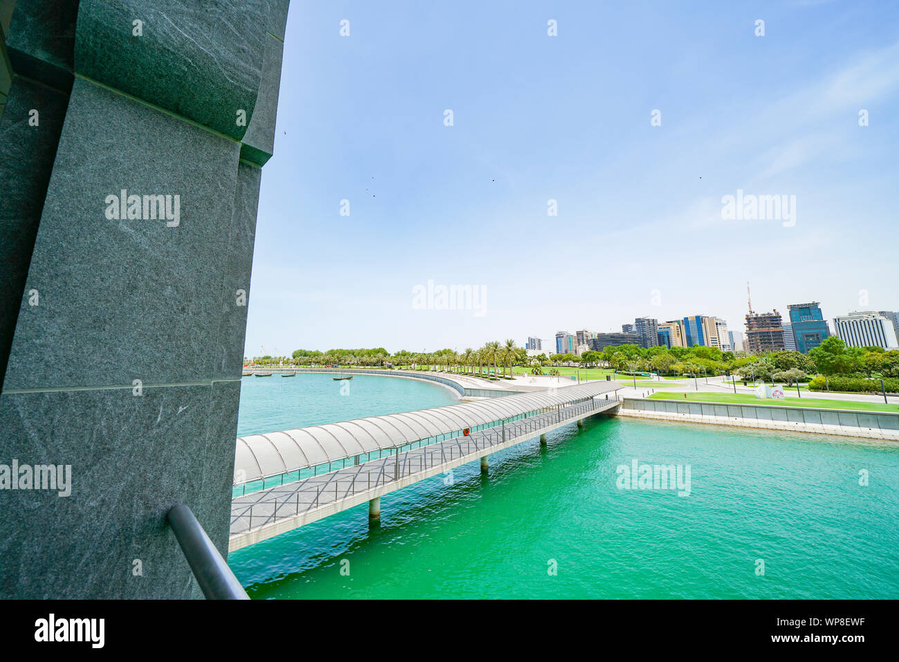 DOHA IN QATAR - 11 luglio 2019; il Museo di Arte Islamica di interior design e architettura passerella per la Corniche e la città vecchia skyline Foto Stock