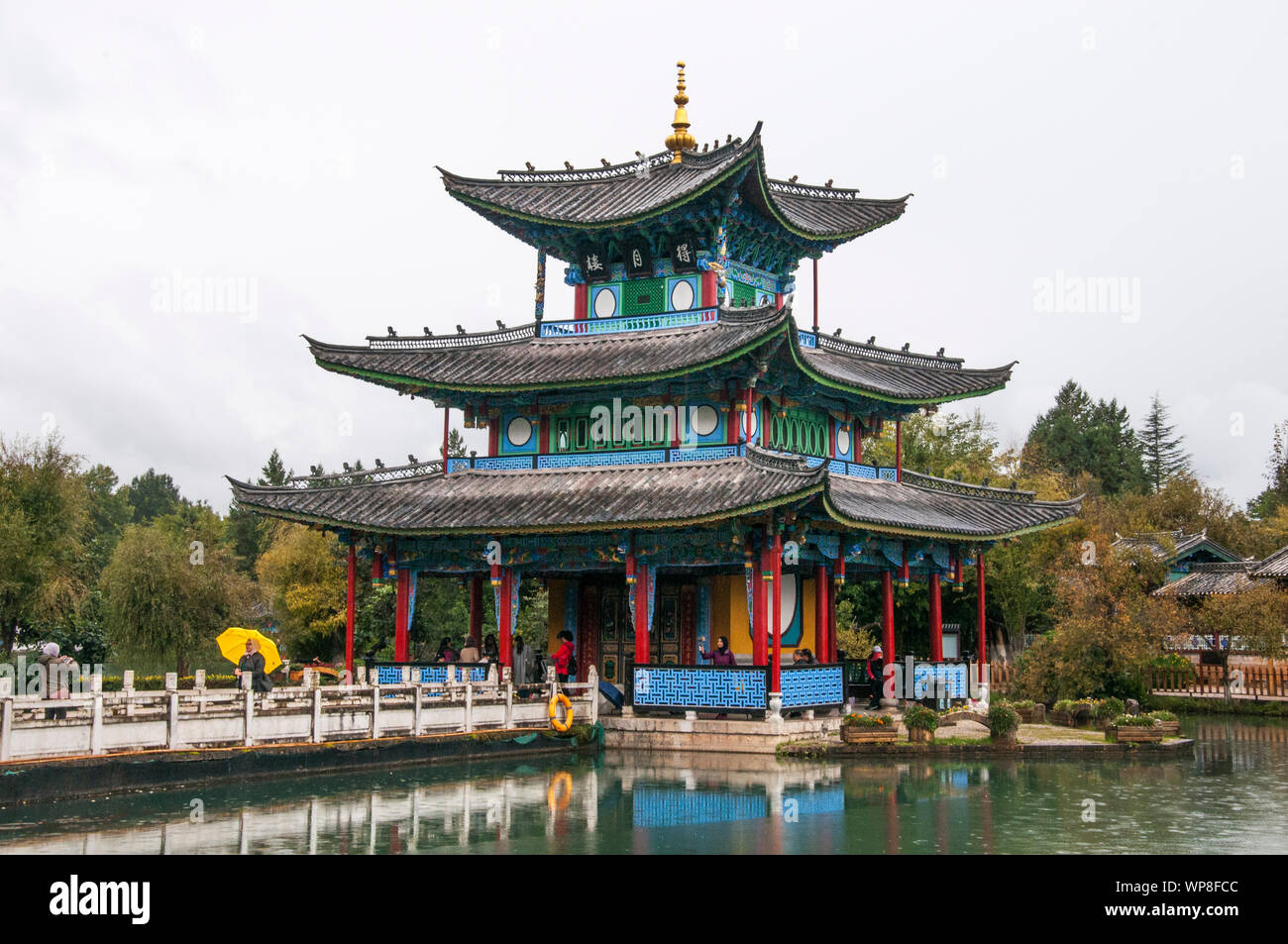 Pagoda e bridge, Black Dragon Pool, Lijiang, Yunnan, Cina Foto Stock