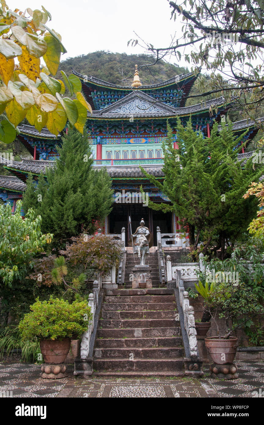 Tempio Longshen (1737) al Drago Nero Piscina (molla di giada Park), Lijiang, Yunnan, Cina Foto Stock