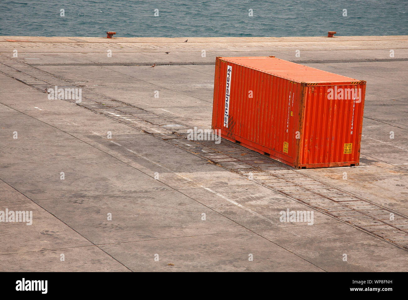 Un unico contenitore di spedizione sul peer, con niente altro intorno a. Foto Stock