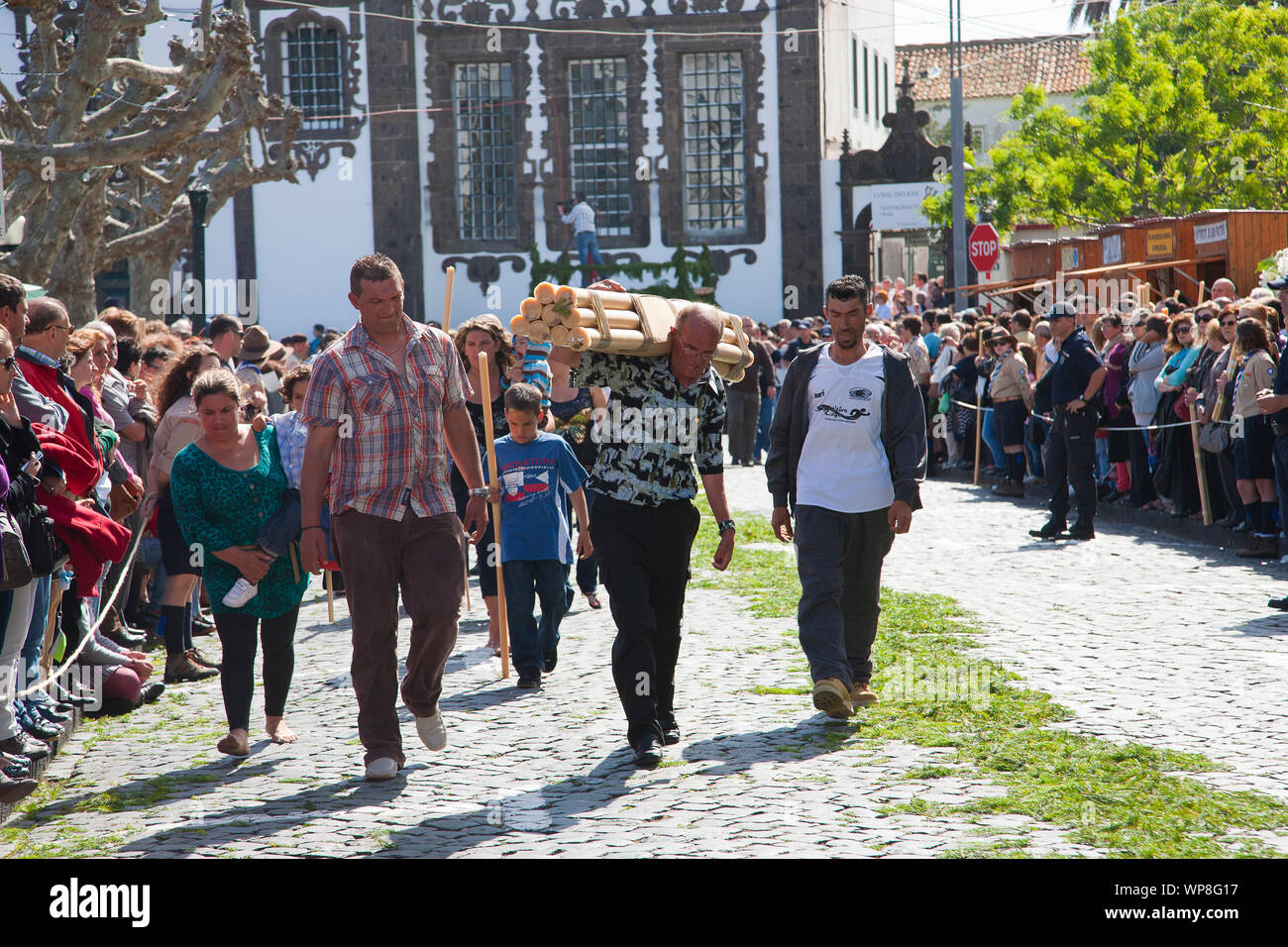 I devoti che soddisfano i voti religiosi nel corso del Santo Cristo dos Milagres festeggiamenti in Ponta Delgada, isole Azzorre, Portogallo Foto Stock