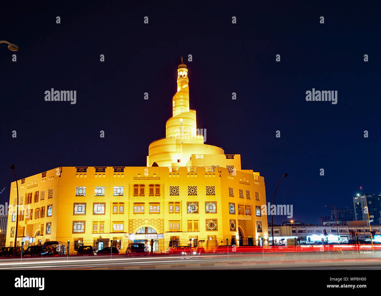 Al Fanar moschea, incandescente golden con la sua torre a spirale o minareto contro il cielo notturno. Doha in Qatar. Foto Stock