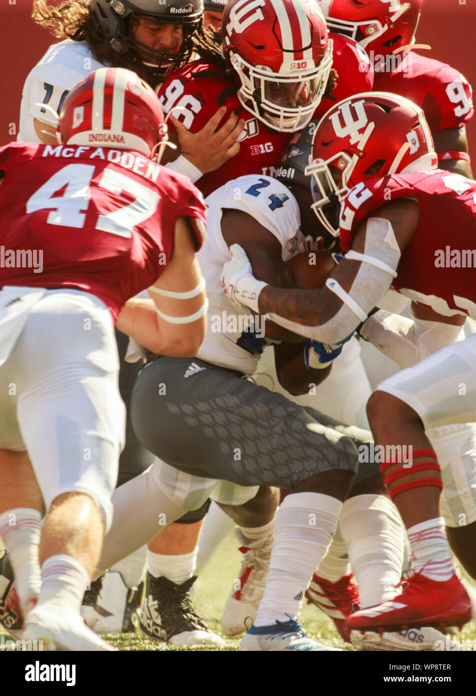 Bloomington, Stati Uniti. 07Th Sep, 2019. Indiana University affronta Eastern Illinois' Darshon McCullough (24) durante un NCAA Football gioco presso il Memorial Stadium in Bloomington.(i punteggi finali; Indiana University 52:0 Eastern Illinois) Credito: SOPA Immagini limitata/Alamy Live News Foto Stock