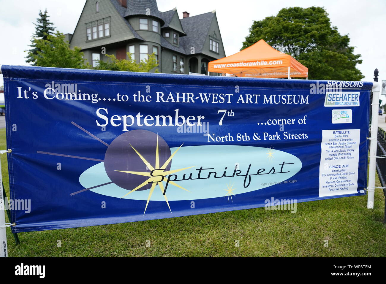Banner Sputnikfest sorge di fronte Rahr West Art Museum per dare il benvenuto alle persone di Sputnik fest evento, Manitowoc, Wisconsin Foto Stock