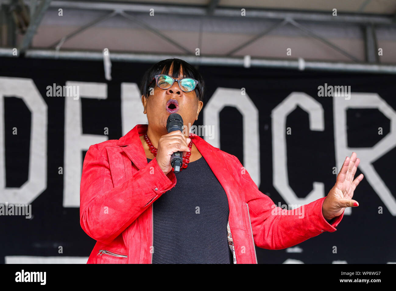 Londra, Regno Unito. 07Th Sep, 2019. Diane Abbott, Shadow Home segretaria parla durante la protesta.militanti stanno dimostrando di opporsi al Primo Ministro britannico Boris Johnson prevede di sospendere il parlamento britannico fino al mese di ottobre 14. Credito: SOPA Immagini limitata/Alamy Live News Foto Stock