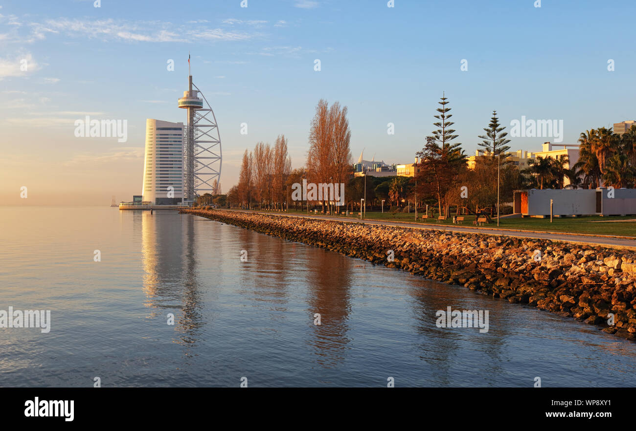 Torre Vasco da Gama dal fiume Tago a Lisbona. Lisbona, Portogallo. Foto Stock