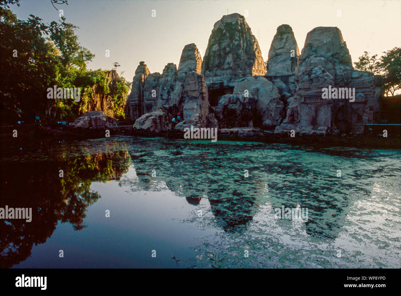 14 lug 2013 Masroor Rock-cut templi di Masrur templi indù nella valle di Kangra di Beas River in Himachal Pradesh, India Foto Stock