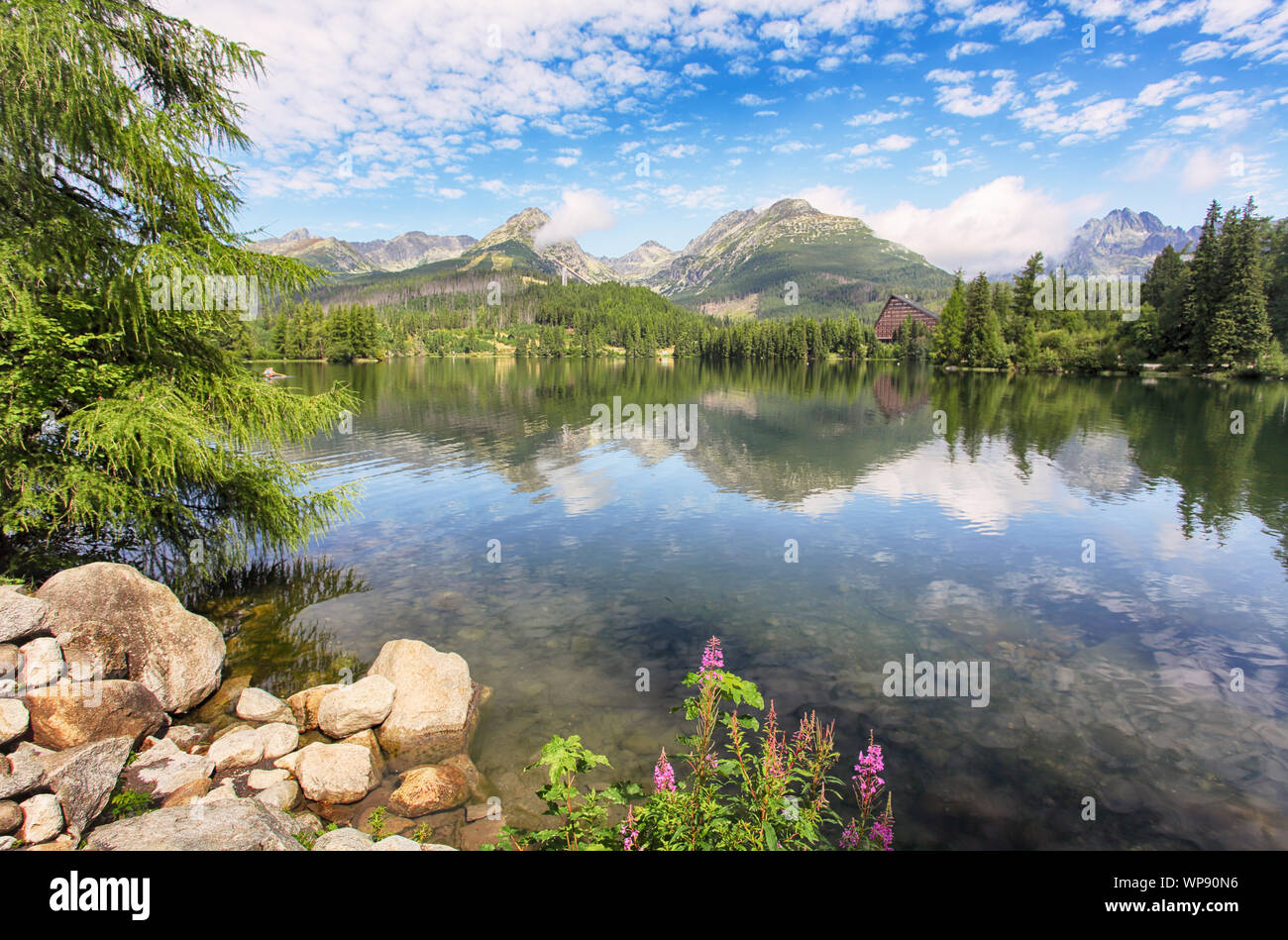 Lago di montagna il villaggio di Strbske Pleso nel Parco Nazionale Monti Tatra, Slovacchia, Europa Foto Stock
