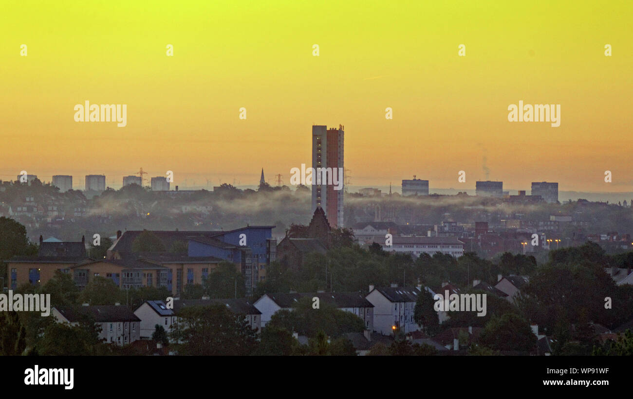 Glasgow, Scotland, Regno Unito. 8 Settembre, 2019. Regno Unito Meteo:Misty per iniziare la giornata ha visto una città immersa nella foschia lasciando un aspetto di Brigadoon a west end della città come corte anniesland tower, il più alto edificio elencato in Scozia torreggia sopra. Credito: Gerard Ferry/ Alamy Live News Foto Stock