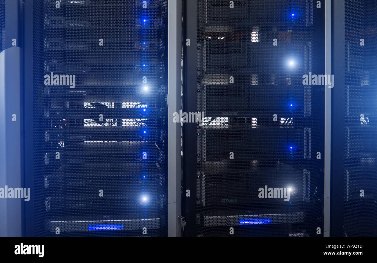 Blue rack di server. Concetto di tecnologia Foto Stock