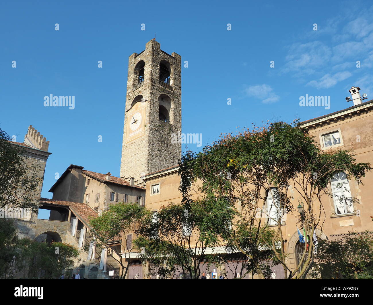 Bergamo, Italia. La città vecchia. Paesaggio presso la torre dell orologio chiamato Il Campanone. È situato nella piazza principale della città alta Foto Stock