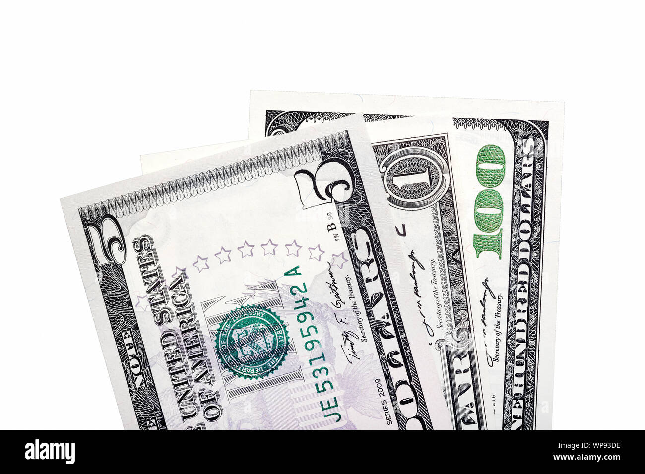 Pila di American le fatture del dollaro. Isolato. Uno, cinque cento soldi a noi vicino. Foto Stock