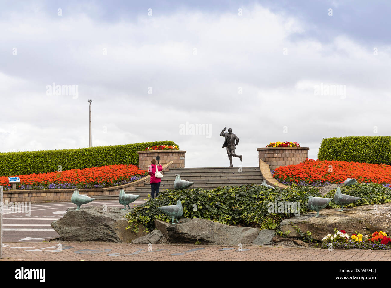 Statua in bronzo del famoso comico inglese Eric Morecambe presso il lungomare di Lancashire città di Morecambe è molto popolare con i fotografi. Foto Stock