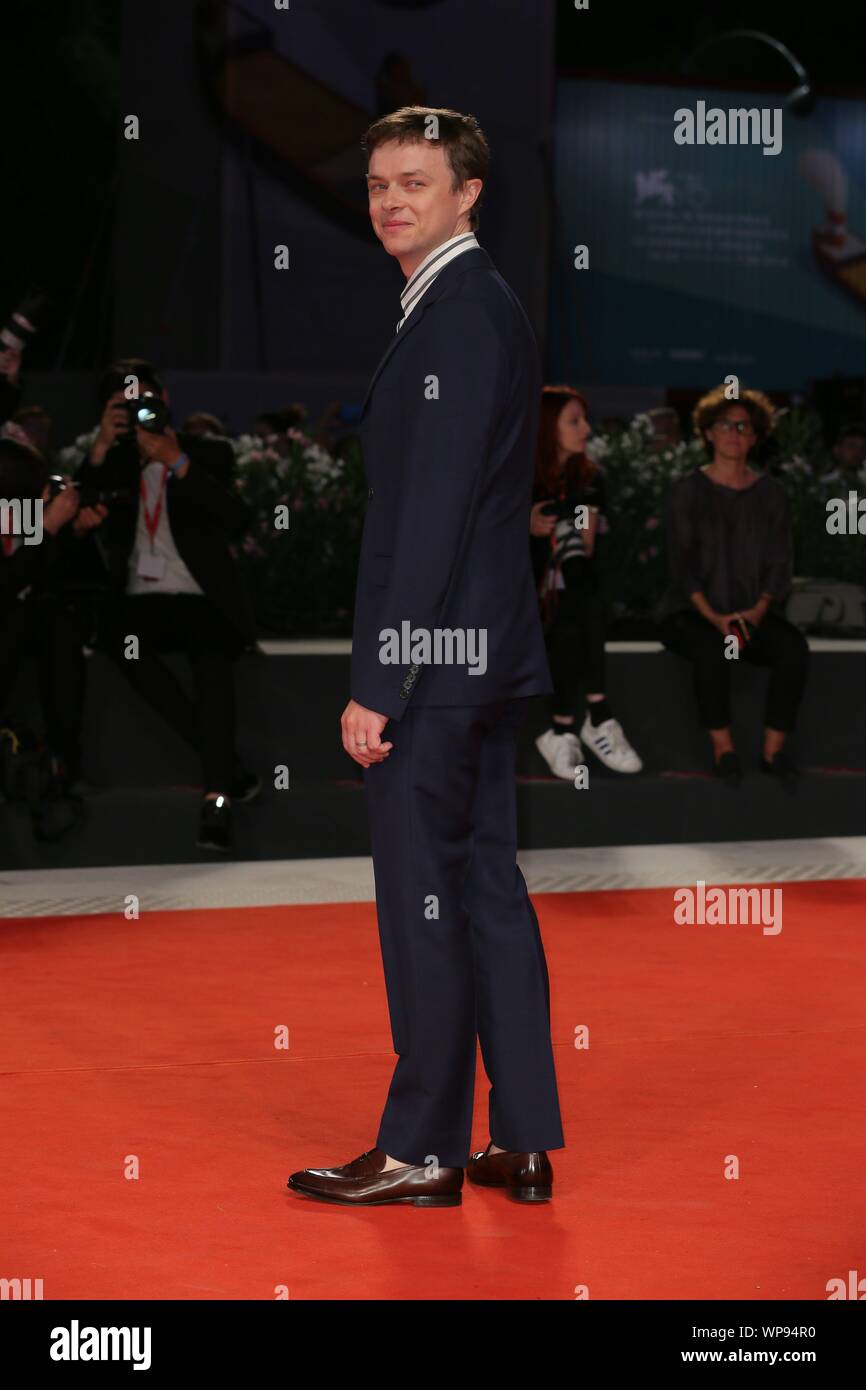 Venezia, Italia - 05 settembre: Dane DeHaan passeggiate il tappeto rosso del 'ZeroZeroZero' lo screening durante il 76° Festival del Cinema di Venezia presso la Sala Grande su Foto Stock