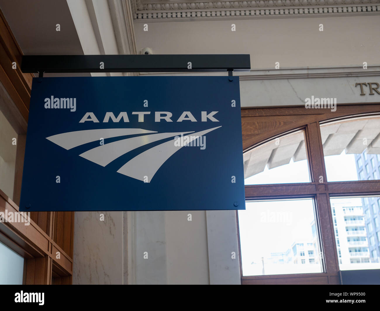 Segno di Amtrak appeso al di fuori della posizione terminale Foto Stock