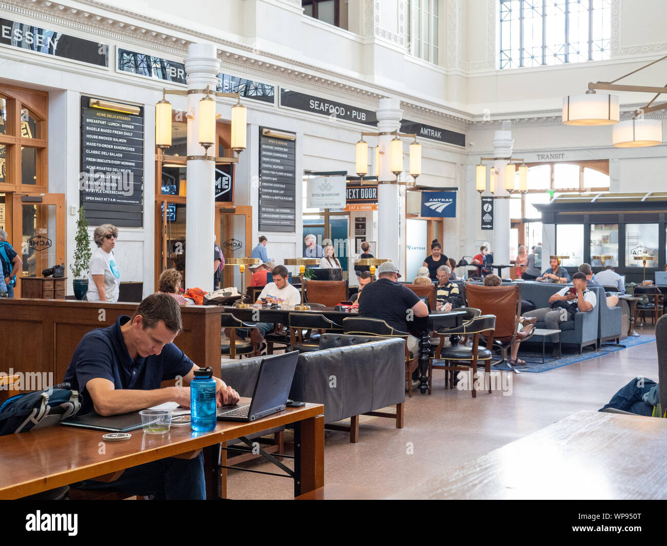 Varie persone che studiano e lavorano a Denver Union Station Foto Stock