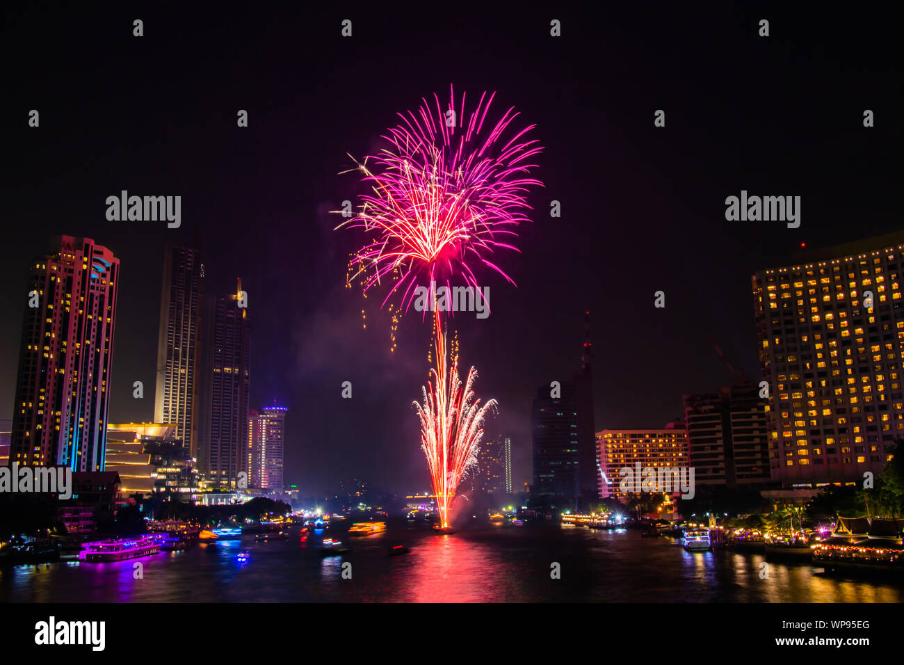 Fuochi d' artificio colorato sulla notte city view sfondo per la celebrazione del festival. Selezionare la messa a fuoco Foto Stock