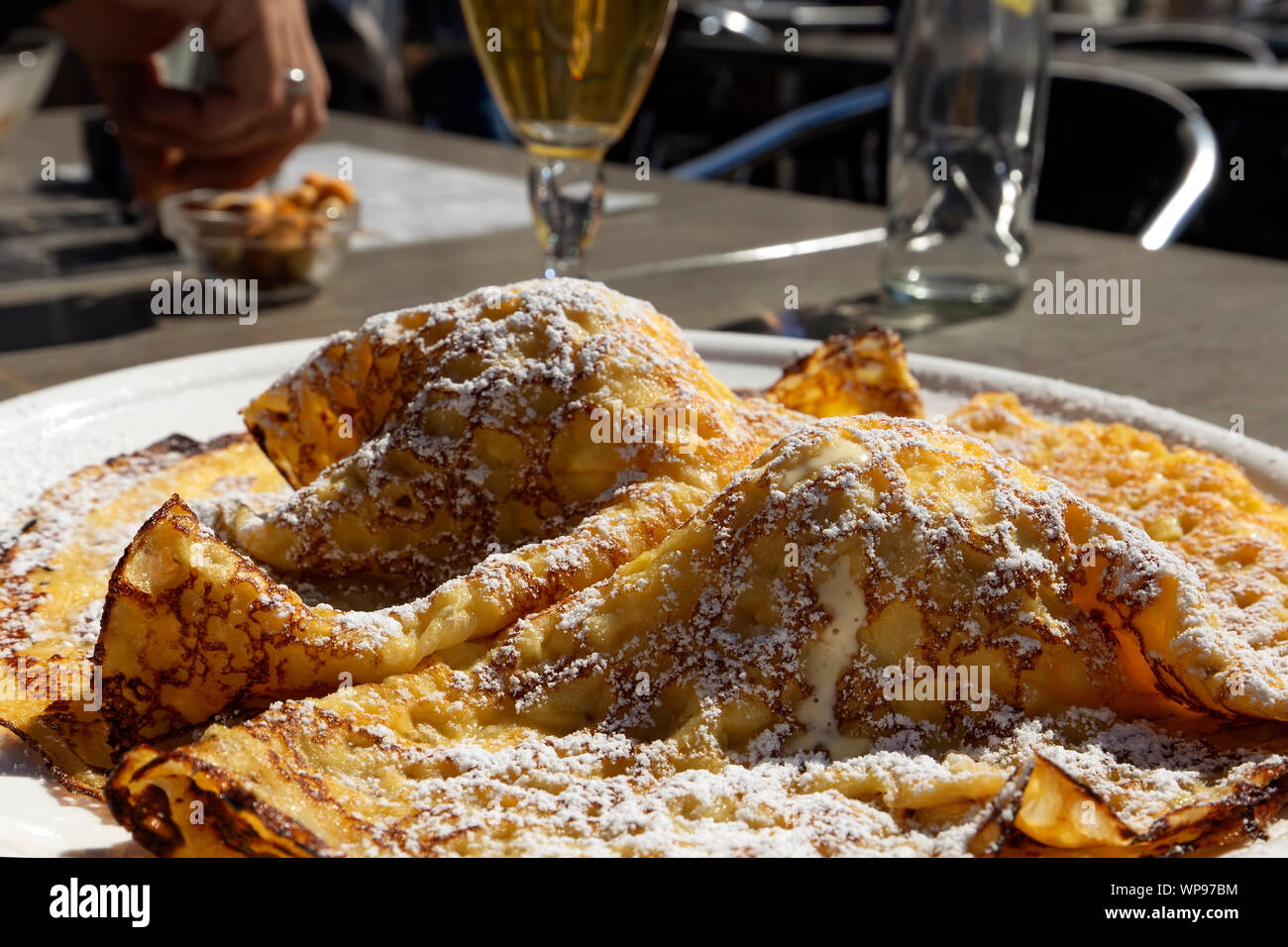 Frittelle ripiene di gelato sulla piastra Foto Stock