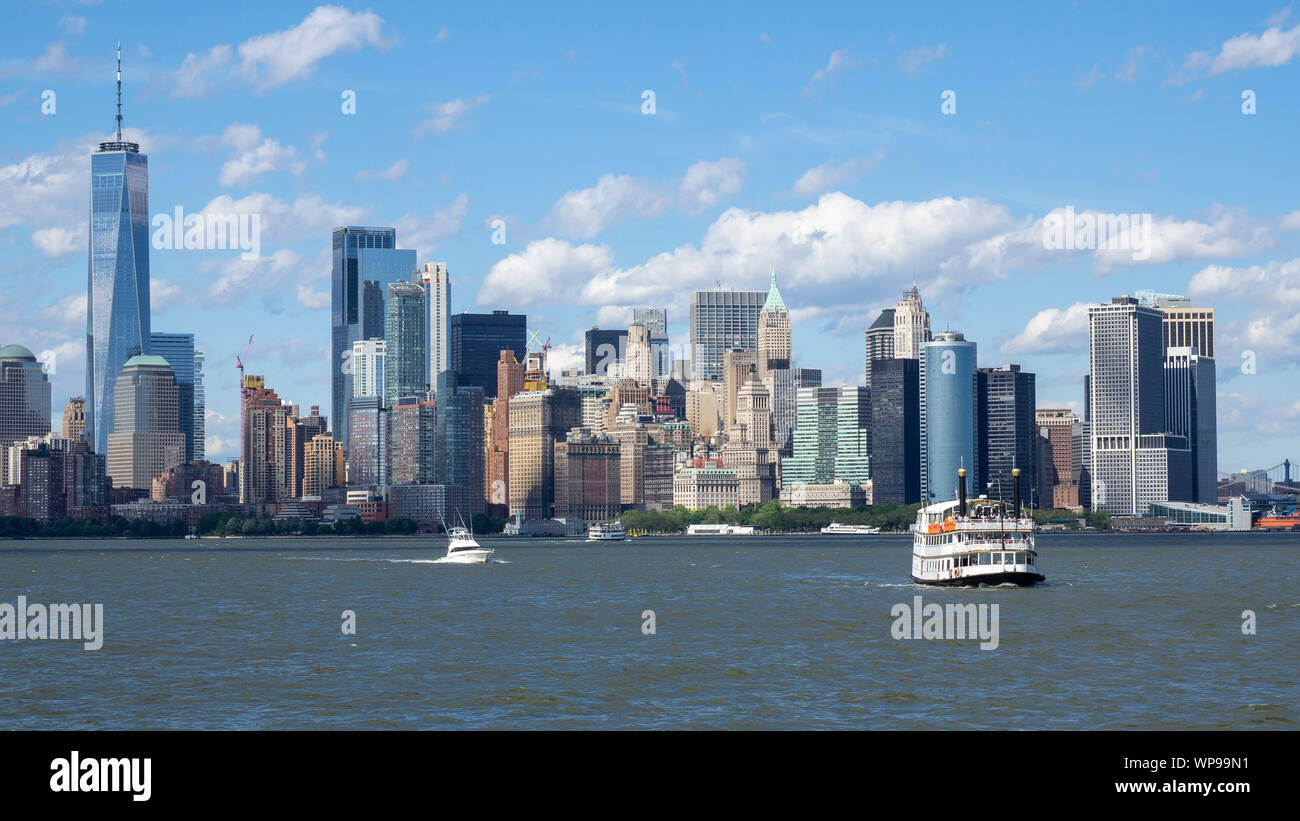 New York, NY, STATI UNITI D'AMERICA. Fantastico skyline di Manhattan grattacieli ed edifici di Ellis Island. Paesaggio inclusiva della libertà tower - un mondo Trad Foto Stock