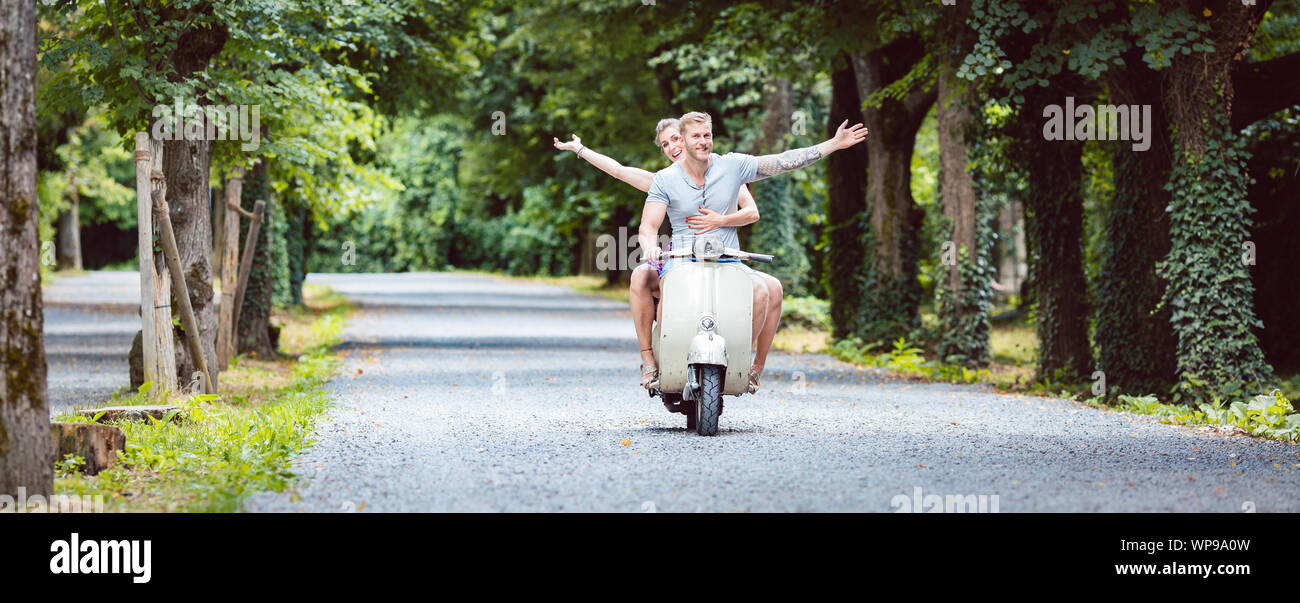 Coppia giovane su scooter rétro Foto Stock