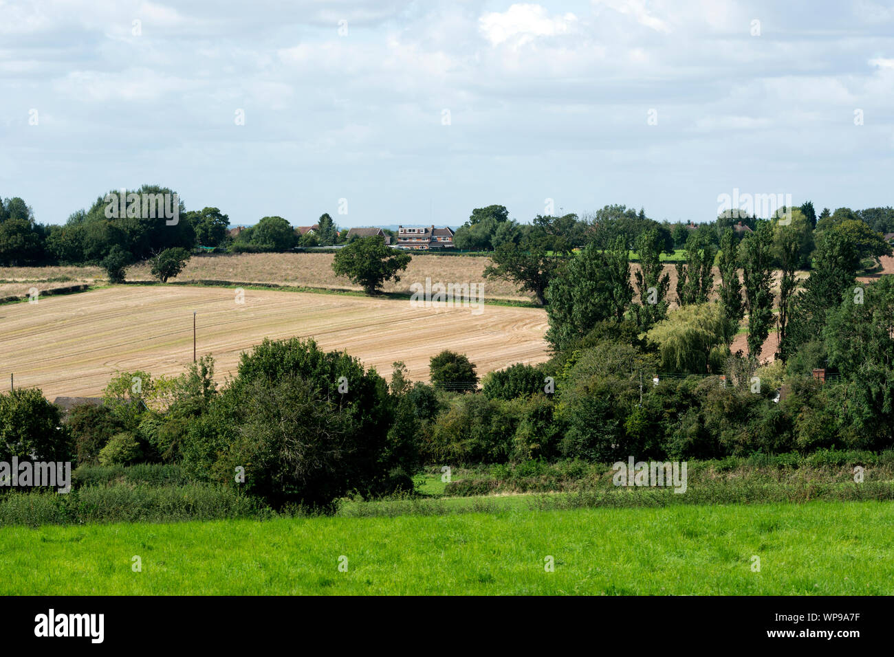 Vista da San Lorenzo il sagrato in estate, Meriden, West Midlands, England, Regno Unito Foto Stock Vista da San Lorenzo il sagrato in estate, Meriden, West Midlands, England, Regno Unito Foto Stock