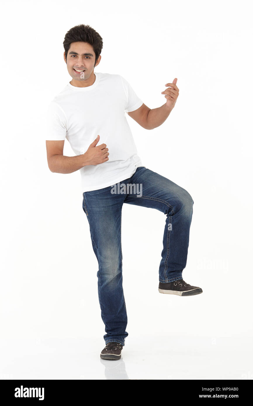 Young man pretending to play guitar Foto Stock