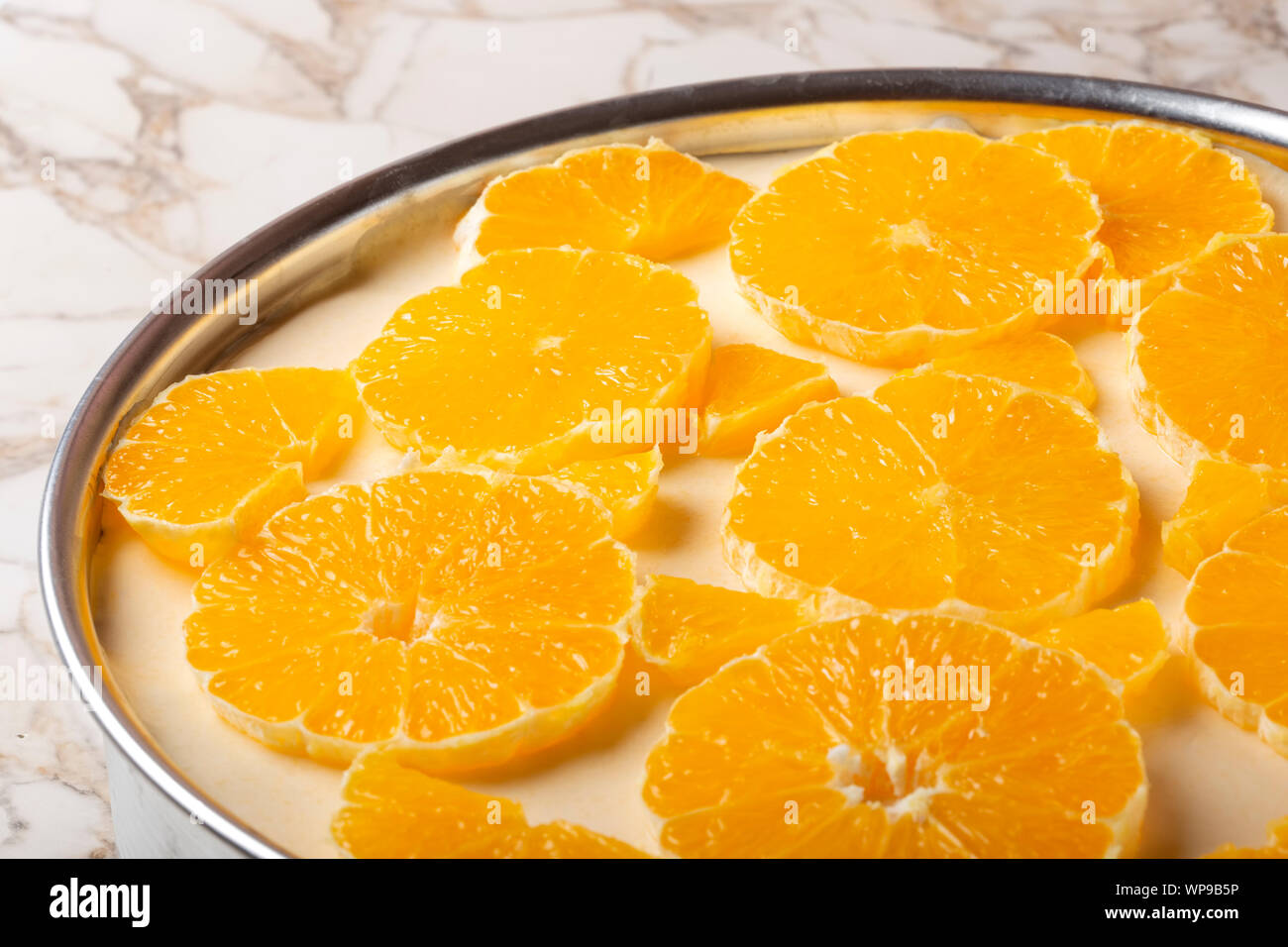 In casa torta arancione pronto per essere servito Foto Stock