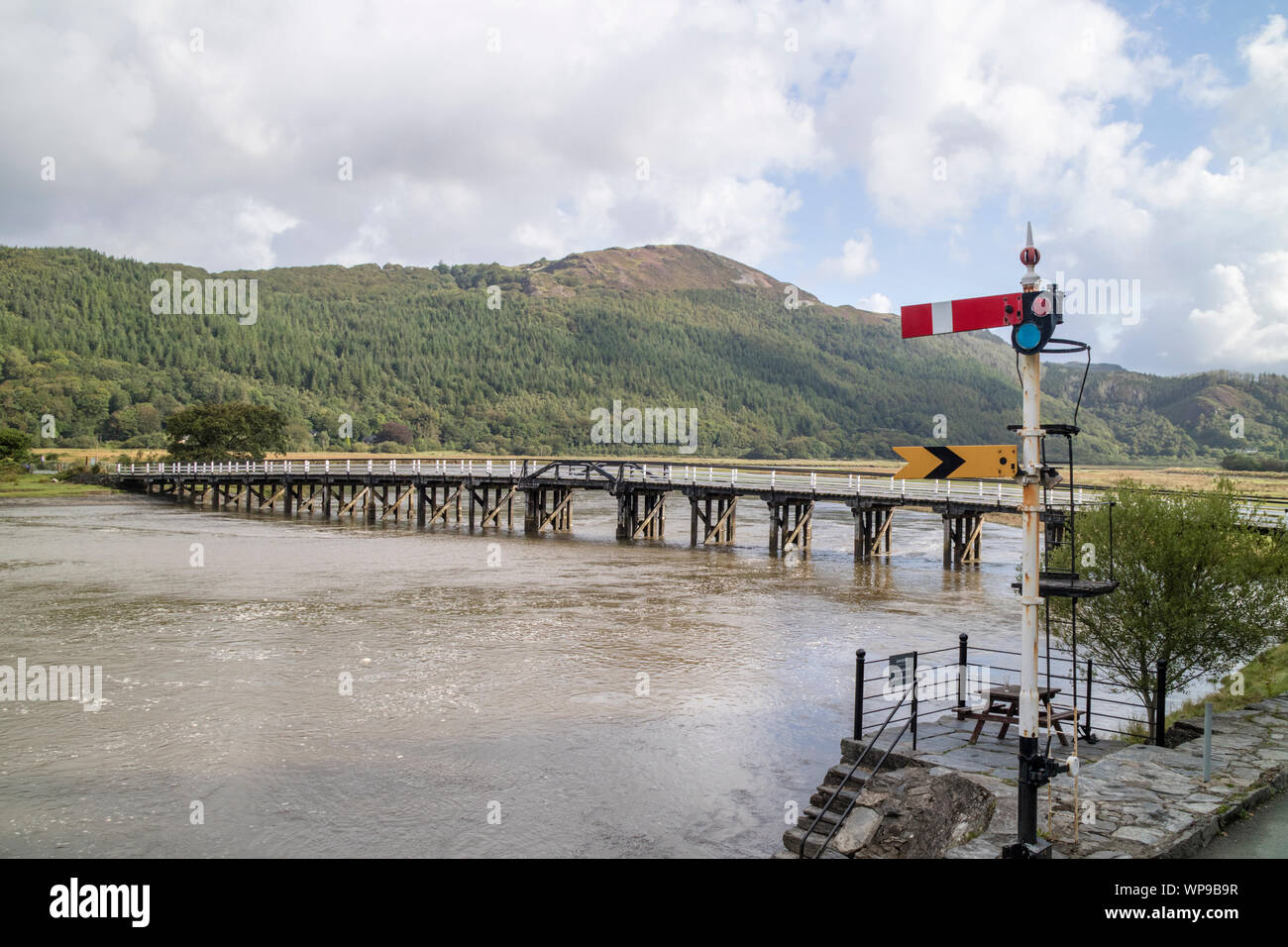 Il Mawddach Estuary in Penmaenpool e il ponte a pedaggio, Snowdonia National Park, North Wales, Regno Unito Foto Stock