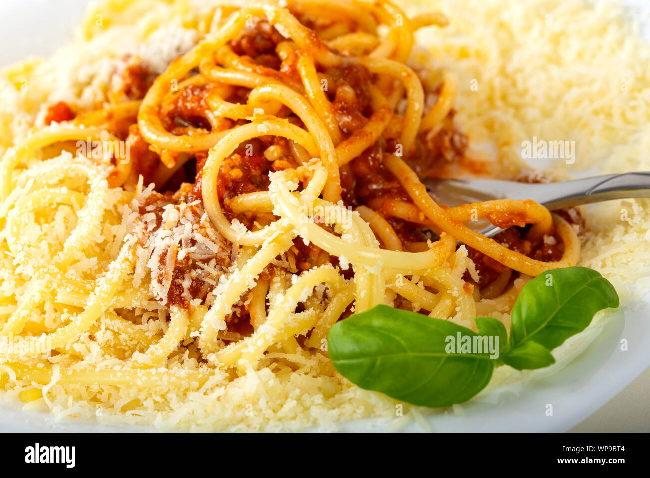 Pasta con carne, salsa di pomodoro e verdure - Vista ravvicinata Foto Stock