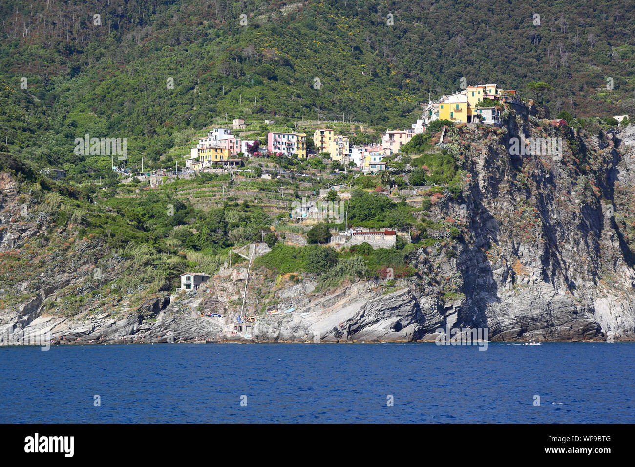 Cinque terre dal mare: Corniglia Foto Stock