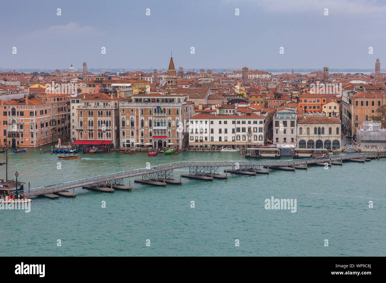 Vista aerea del ponte di barche istituito presso il saluto in occasione della Maratona di Venezia, Italia Foto Stock