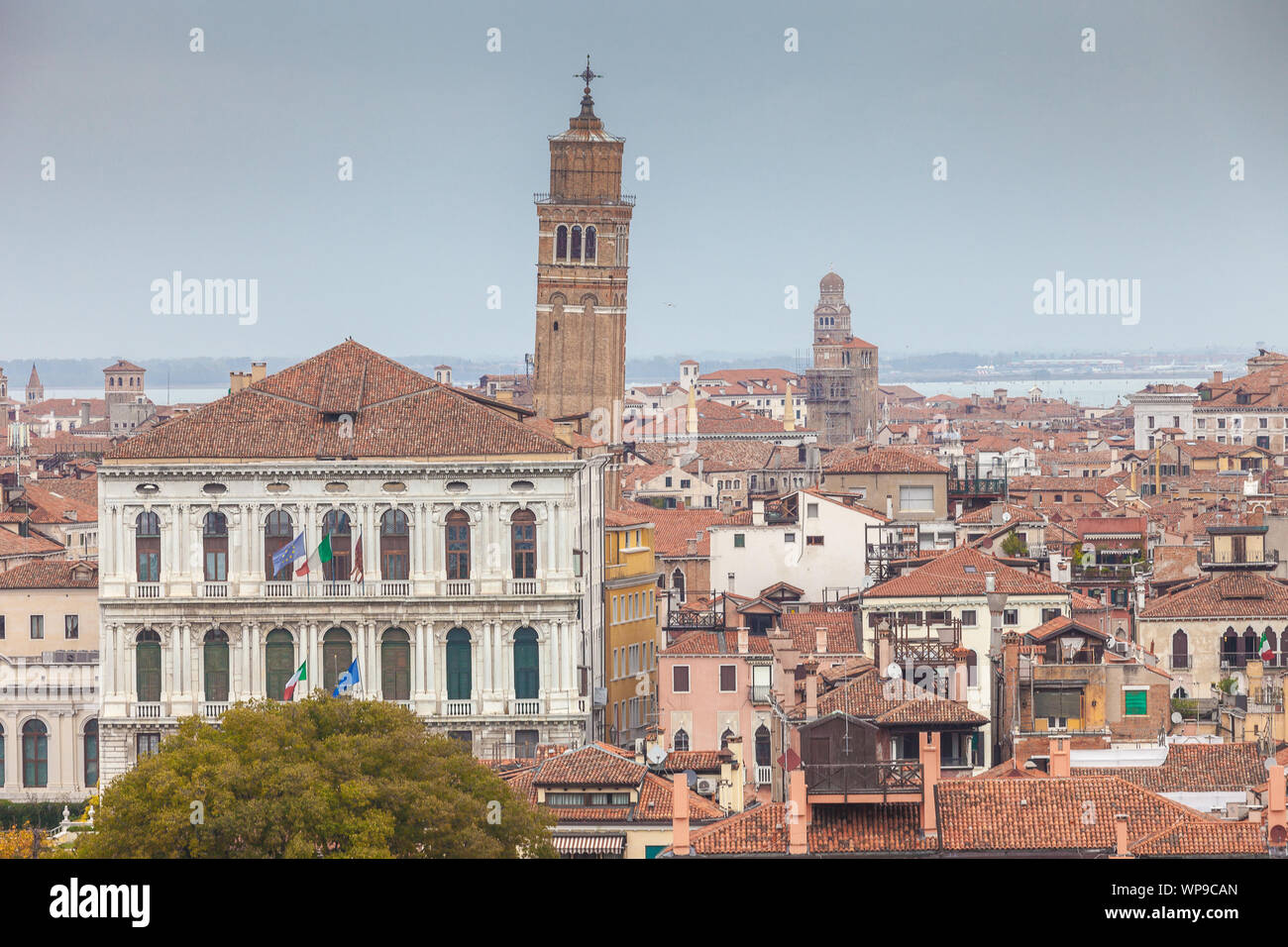 Vista aerea delle tipiche case di Venezia tetti e governament Palace, Italia Foto Stock