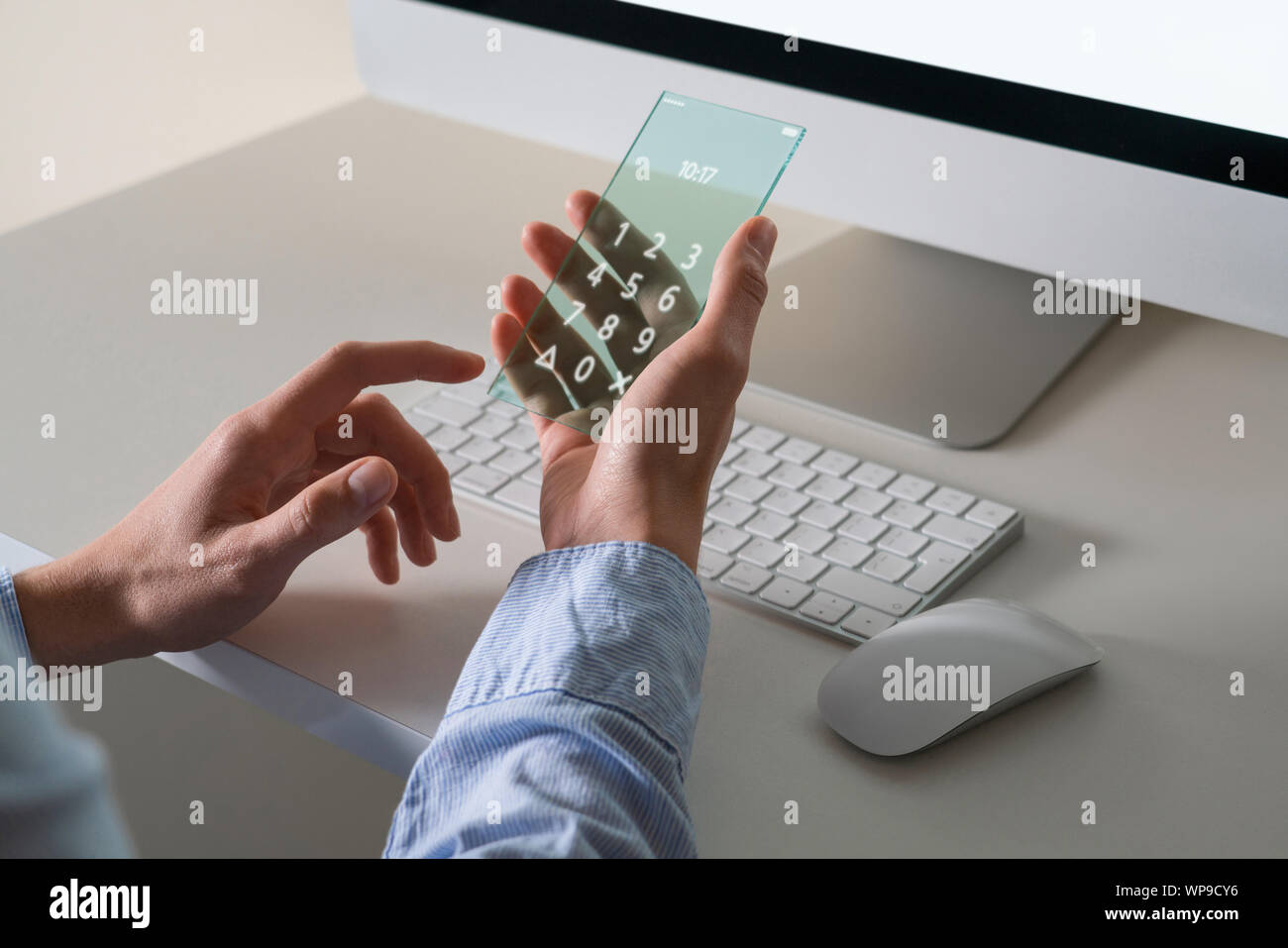 L'uomo utilizza un avveniristico telefono trasparente Foto Stock