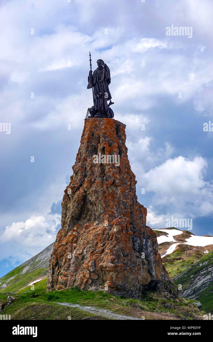 Statua di Saint Bernard de Menthon, Primavera sul Col de Petite Saint Bernard, tra Francia e Italia Foto Stock